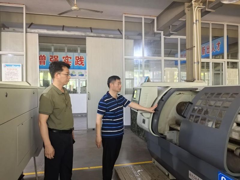 中心开展暑假前实验室安全检查工...